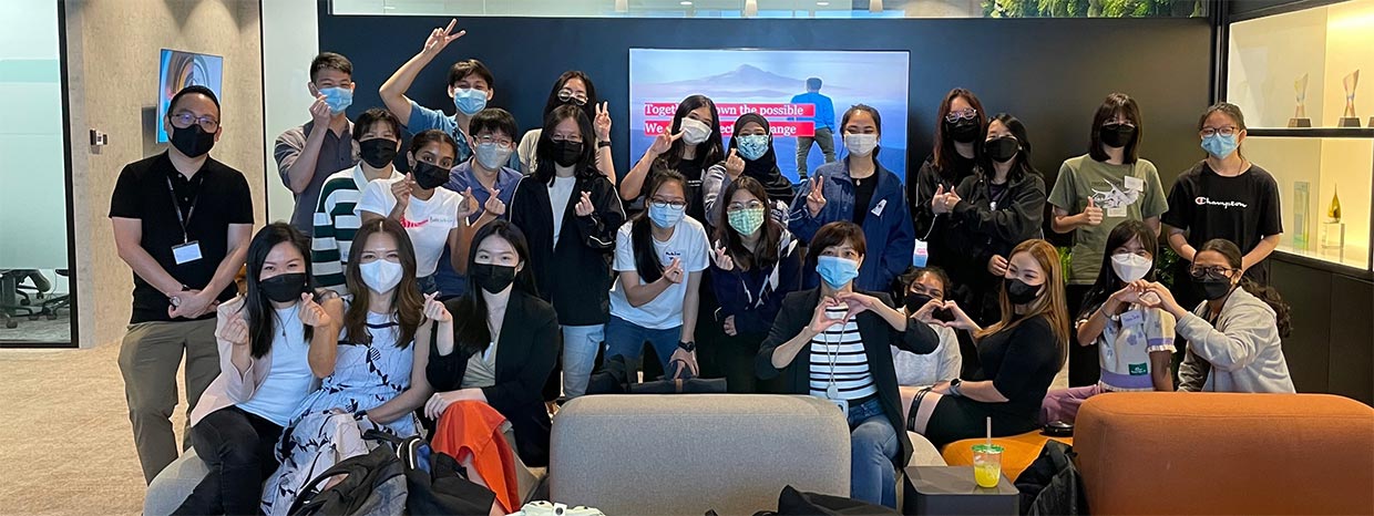 Logicalis girls in city day